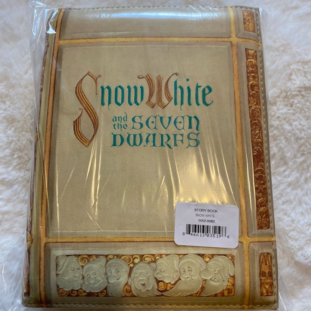 Harvey’s seatbelt snow white bag
